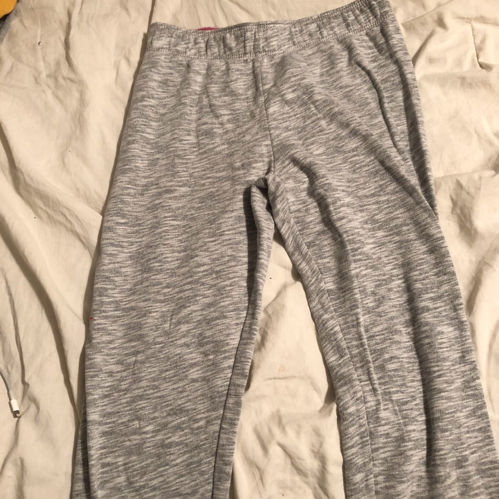 Gray sweater pants with no jaw string like new.